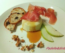 BUDINO DI PARMIGIANO CON MIELE DI CASTAGNO E CROSTINI DI PANE CON L 'UVETTA