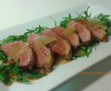 TAGLIATA DI PETTO D'ANATRA CON MIELE DI CASTAGNO E PECORINO DI FOSSA