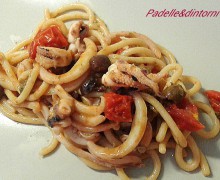 PICI CON SEPPIE SCOTTATE OLIVE , POMODORINI E CAPPERI