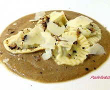 RAVIOLI DI ANATRA SU PASSATA DI LENTICCHIE , TARTUFO NERO E GRANA PADANO