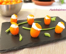 DATTERINI GIALLI ALLA MOUSSE DI ROBIOLA E SALMONE