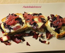 CROSTONI DI TALEGGIO AL GRILL CON CIPOLLE ROSSE E RADICCHIO TREVISANO STUFATO AL VINO ROSSO.