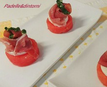 CANAPE' DI ANGURIA , PRIMOSALE , PROSCIUTTO CRUDO E BASILICO