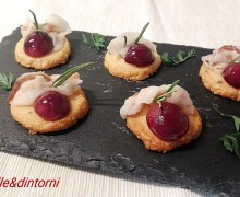 MINISABLEES AL ROSMARINO CON LARDO DI COLONNATO E UVA GLASSATA AL MIELE DI CASTAGNO