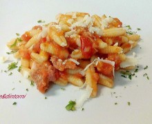 MALLOREDDUS CON SALSICCIA E PECORINO ( DETTI ANCHE ALLA GALLURESE) MALLOREDDUS CON SALSICCIA E PECORINO ( DETTI ANCHE ALLA GALLURESE)
