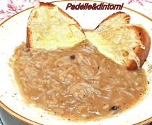 ZUPPA DI CIPOLLE CON CROSTONE DI PANE AL BURRO E FONTINA