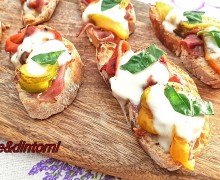 CROSTONI DI CIABATTA CON PROSCIUTTO CRUDO , PEPERONI ARROSTITI E MOZZARELLA