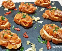 CROSTINI CON UMIDO DI CIPOLLA E TRIGLIA DI SCOGLIO