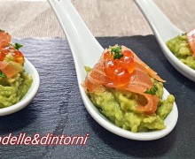 CUCCHIAI DI GUACAMOLE, SALMONE AFFUMICATO E UOVA DI SALMONE