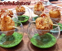 BICCHIERINI CON CREMA DI PREZZEMOLO , CAPESANTE FRITTE E PANCETTA CROCCANTE