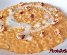 RISOTTO CON CREMA DI ZUCCA FONDUTA DI GORGONZOLA E NOCCIOLE TOSTATE.