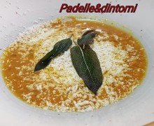 ZUPPA DI LENTICCHIE ROSSE, SALVIA FRITTA, E RICOTTA SALATA