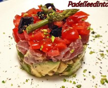 TARTARE DI TONNO, AVOCADO, DATTERINI OLIVE COTTE IN FORNO E PUNTE DI ASPARAGI