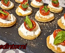 FROLLINI SALATI AL PARMIGIANO CON ROBIOLA E POMODORINI CONFIT