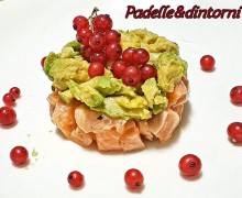 TARTARE DI SALMONE MARINATO CON AVOCADO E RIBES