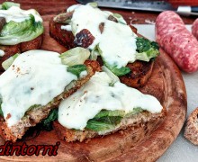 CROSTONE BRUSCATO CON SALSICCIA SCAROLA RIPASSATA E ASIAGO. CROSTONE BRUSCATO CON SALSICCIA SCAROLA RIPASSATA E ASIAGO.