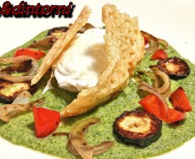 UOVO IN CAMICIA SU CREMA DI ZUCCHINE CIALDA DI GRANA PEPERONI CIPOLLE E ZUCCHINE ARROSTITE. UOVO IN CAMICIA SU CREMA DI ZUCCHINE CIALDA DI GRANA PEPERONI CIPOLLE E ZUCCHINE ARROSTITE.