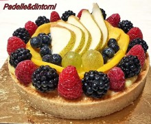CROSTATA CON CREMA AL CIOCCOLATO BIANCO E FRUTTA FRESCA. CROSTATA CON CREMA AL CIOCCOLATO BIANCO E FRUTTA FRESCA.