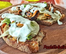 CROSTONI COZZE CHAMPIGNON VONGOLE SCAROLA E CACIOTTINA FRESCA CROSTONI COZZE CHAMPIGNON VONGOLE SCAROLA E CACIOTTINA FRESCA