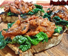 CROSTONI CON MOSCARDINI E CAVOLO NERO CROSTONI CON MOSCARDINI E CAVOLO NERO