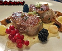 FILETTO DI MAIALE CON SALSA ALLE MELE , CHAMPIGNON E FRUTTI DI BOSCO . FILETTO DI MAIALE CON SALSA ALLE MELE , CHAMPIGNON E FRUTTI DI BOSCO .