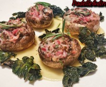 FUNGHI CHAMPIGNON RIPIENI COTTO E FONTINA AL FORNO SU CREMA DI PATATE NOCCIOLE TOSTATE E CAVOLO NERO SALTATO.