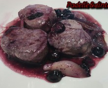 FILETTO DI MAIALE CON MIRTILLI E SCALOGNI AL GINEPRO