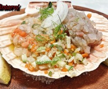 CONCHIGLIA CON TARTARE DI BRANZINO E CAPESANTE CON VERDURINE IN CRUDITE'