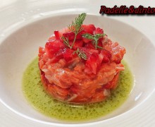 TARTARE DI SALMONE SELVAGGIO PESCATO CON FRAGOLE E SUCCO DI CETRIOLO SEDANO LIME OLIO EVO E MARTINI DRY