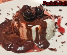 PANNA COTTA SALSA DI CIOCCOLATO E AMARENE SCIROPPATE