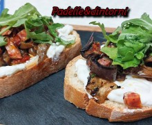 BRUSCHETTA STRACCIATELLA MELANZANE GRIGLIATE POMODORI SECCHI SALAMINO PICCANTE E RUCOLA